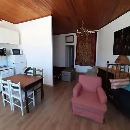 Charming Seaview Terrace Apartment *