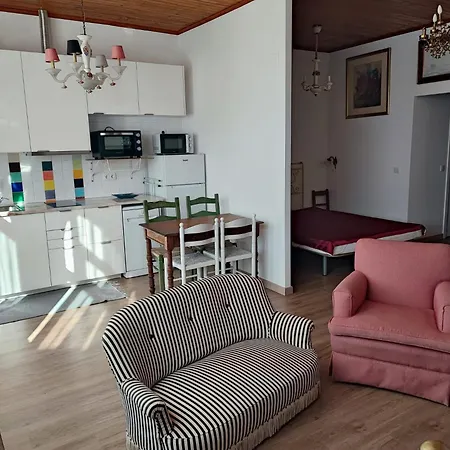Charming Seaview Terrace Apartment *